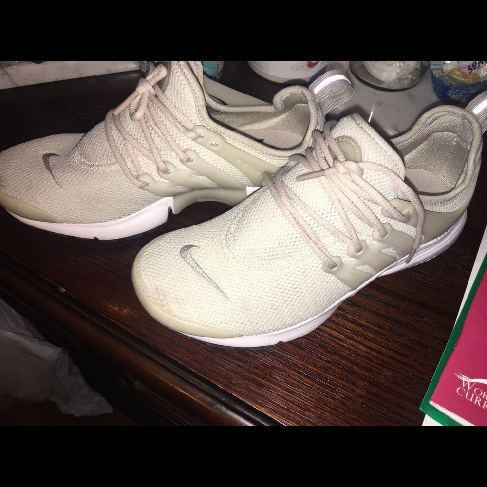 Women’s Nike tenis shoes